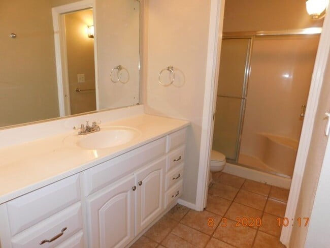 Building Photo - Spacious 4 bedroom 2 bath home in Camelot II