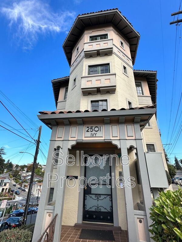 Building Photo - 2501 Ivy Dr