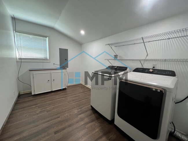 Building Photo - 616 Lakeshore Dr