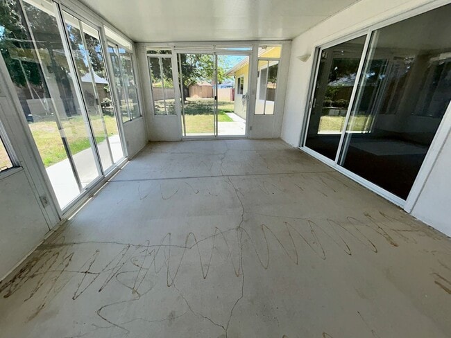 Building Photo - 4 Bed / 2 Bath Home for Rent in Huntington Beach