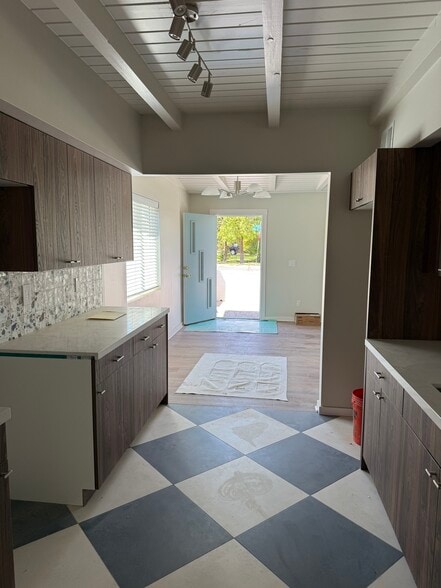 Building Photo - 192 E Vista del Cerro Dr