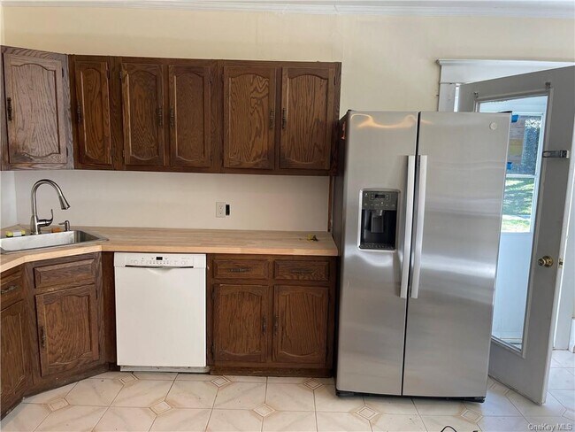 Building Photo - 8 Grove St