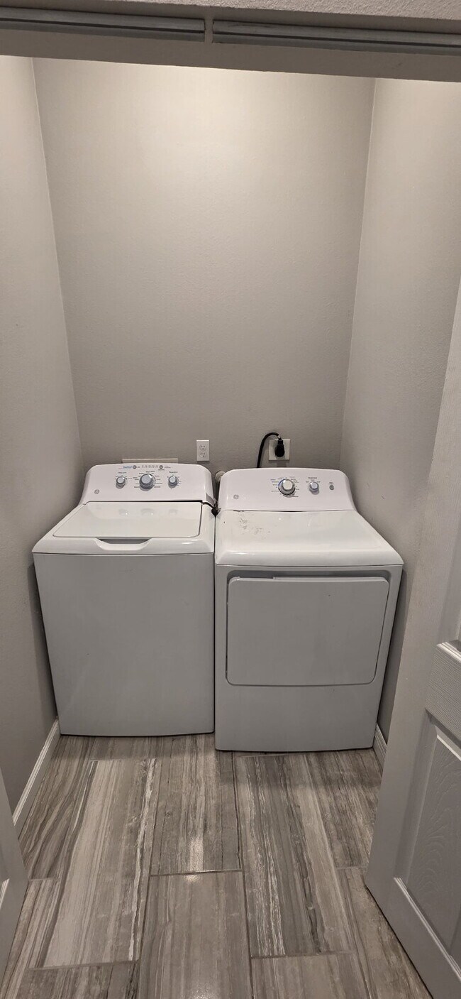 Building Photo - 3 bedroom and 2 bathrooms has newly renovated modern home in Southtown unit ready to move in! Mov...