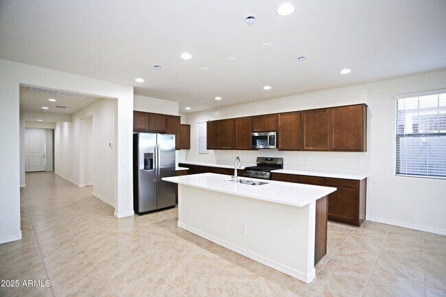 Building Photo - 879 W Finch Dr