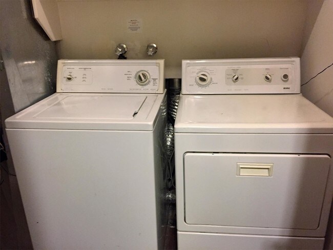 Building Photo - 5063 E Lakeview Dr