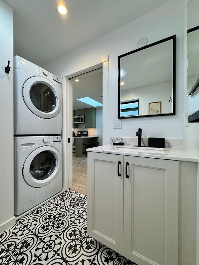 Building Photo - Furnished ADU 1 Bedroom 1 Bathroom Less Th...