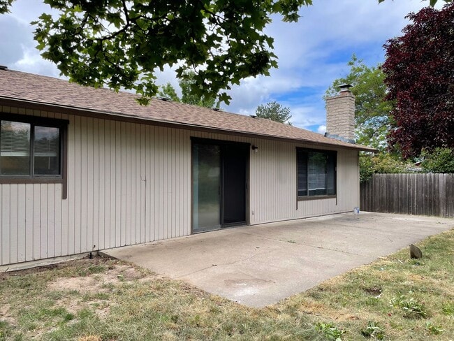 Building Photo - Spacious 3 Bed 2 Bath Home-Located on a Corner Lot in Quiet Neighborhhood