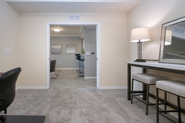 Building Photo - Like new 2BR, 2BA garage condo-Lakewood National