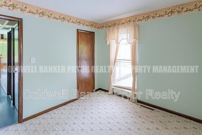 Building Photo - 165 Lakeshore Ct