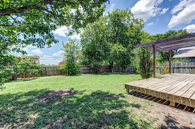 Building Photo - 1711 Cricket Hollow Dr