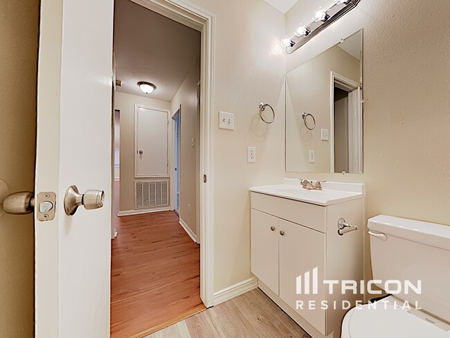 Building Photo - 7911 Bluff Trail Dr