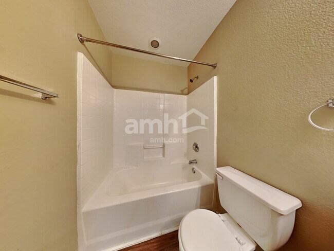 Building Photo - 729 Redwing Dr