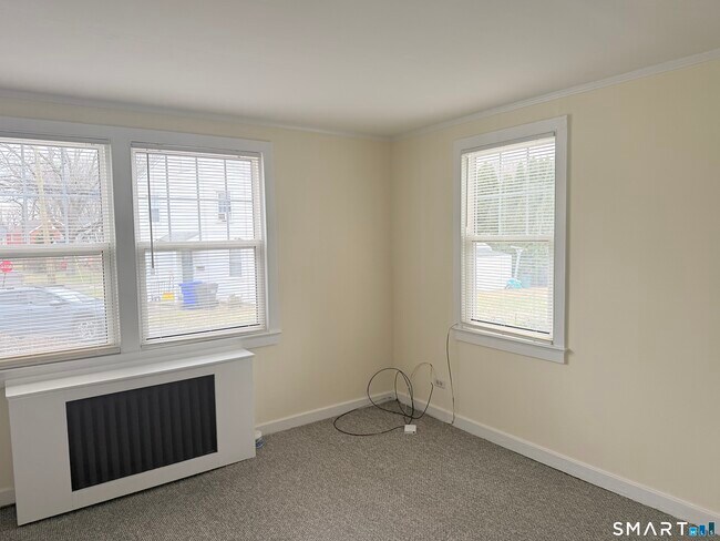 Building Photo - 53 Greenlawn Dr