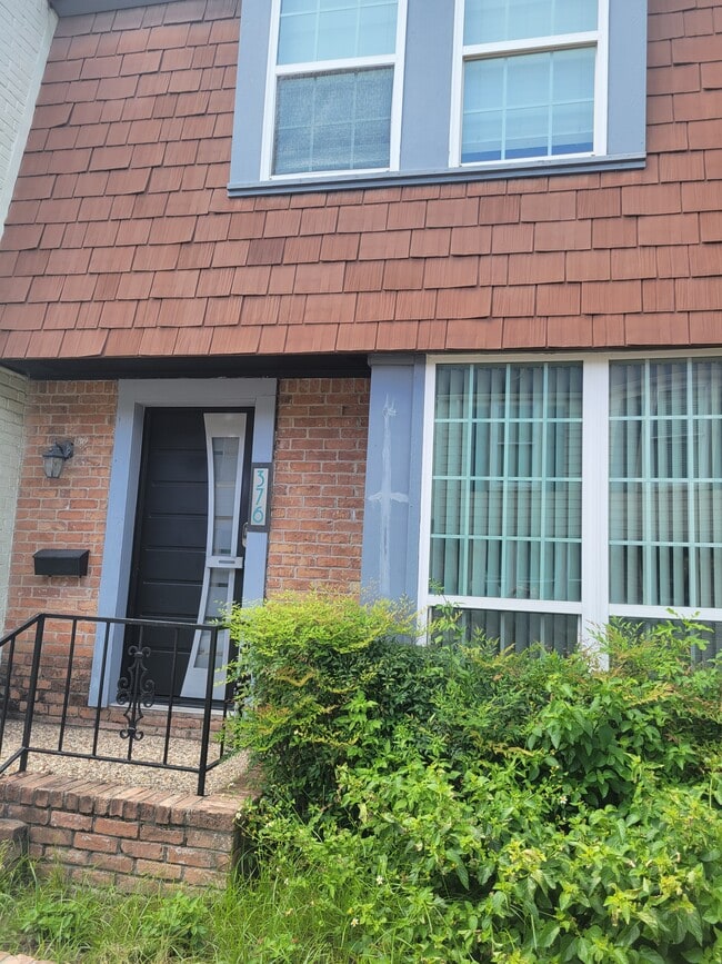 Building Photo - 376 N Post Oak Ln
