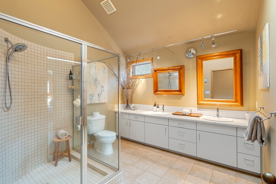 Building Photo - 2537 NW Upshur St