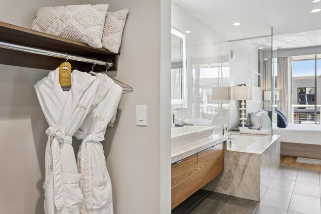 Building Photo - 5455 E Lincoln Dr