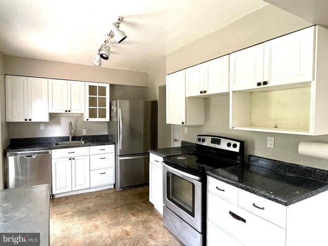 Building Photo - 3703 Larchmont Dr