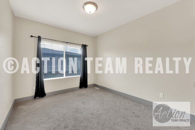 Building Photo - Townhome in Riverton!
