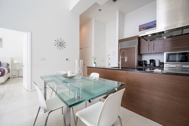 Building Photo - 485 Brickell Ave