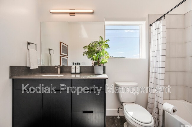 Building Photo - 765 N 400 W