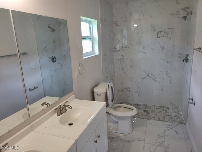 Building Photo - 3229 SW 15th Pl