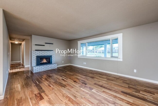 Building Photo - Updated Three Bedroom Gem in Oregon City!