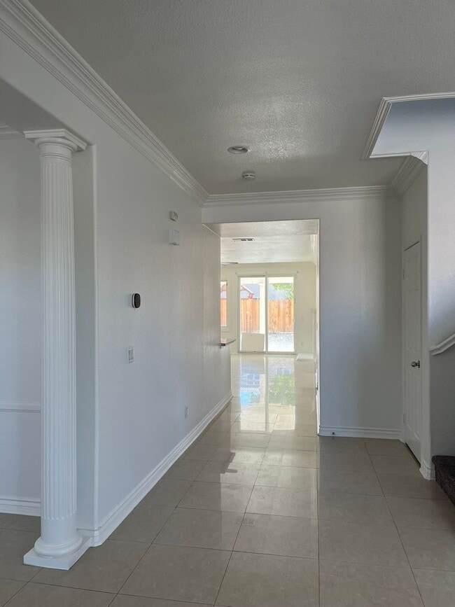 Building Photo - Spacious 5-bedroom, 3-bathroom home in Ade...