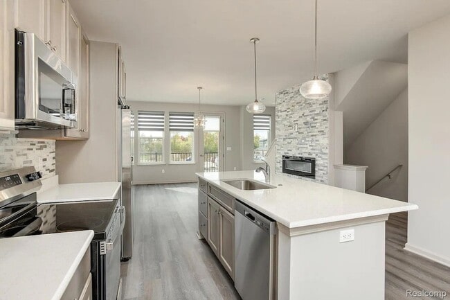 Building Photo - 2151 Park Dr