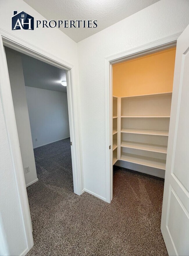 Building Photo - Large backyard Home in Surprise