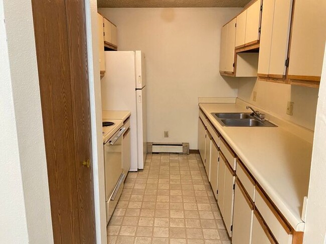 Building Photo - $1,100 | 2 Bedroom, 1 Bathroom Apartment |...