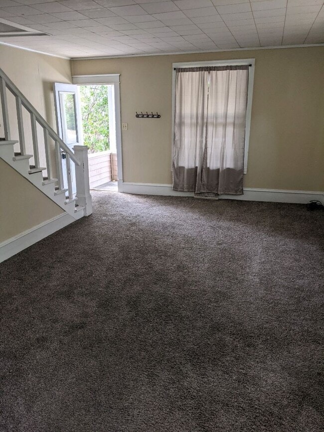 Building Photo - New Listing! 3+ bedroom/2bath Close to Everything!!