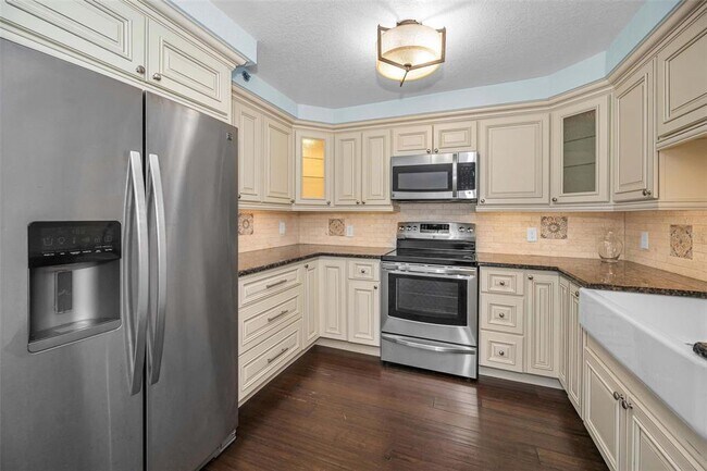 Building Photo - 1 Key Capri