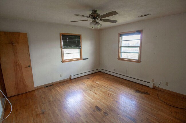 Building Photo - 1303 E Smiley Ln