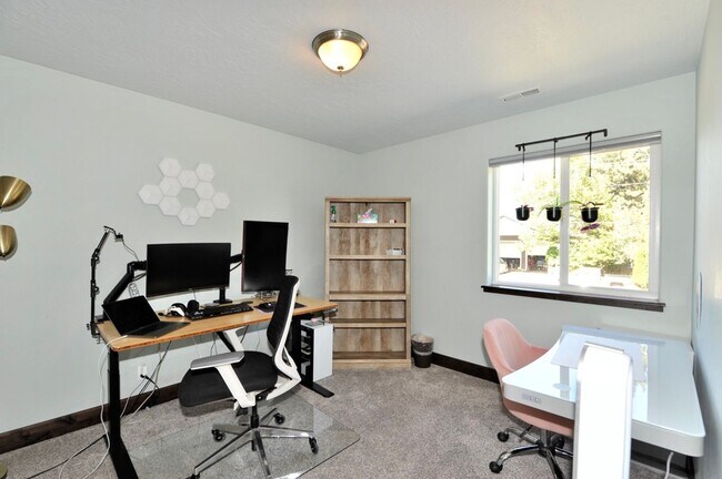 Building Photo - Canfield Mountain 3 bed 2.5 bath with loft...