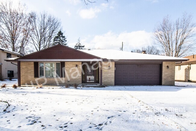 Primary Photo - Stunning Sprawling Ranch in Rocky River wi...