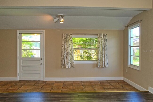 Building Photo - 1315 E Marks St