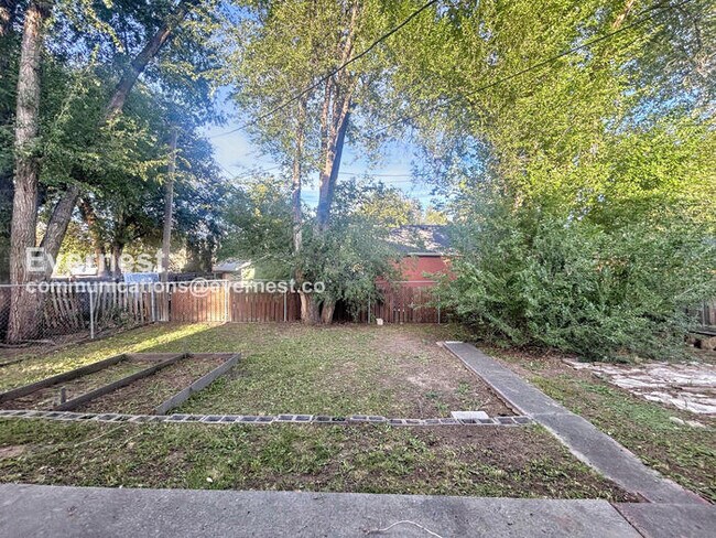 Building Photo - 808 S Sheridan Ave