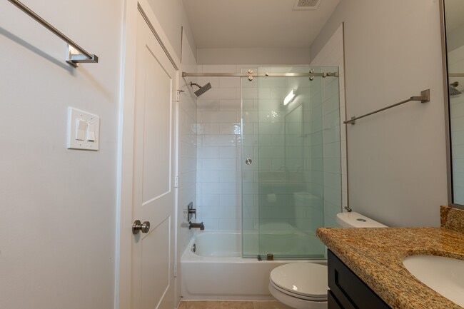 Building Photo - 1318 Reinerman St