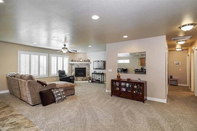 Building Photo - 790 E 200 S