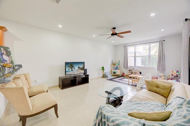 Building Photo - 724 NW 155th Terrace