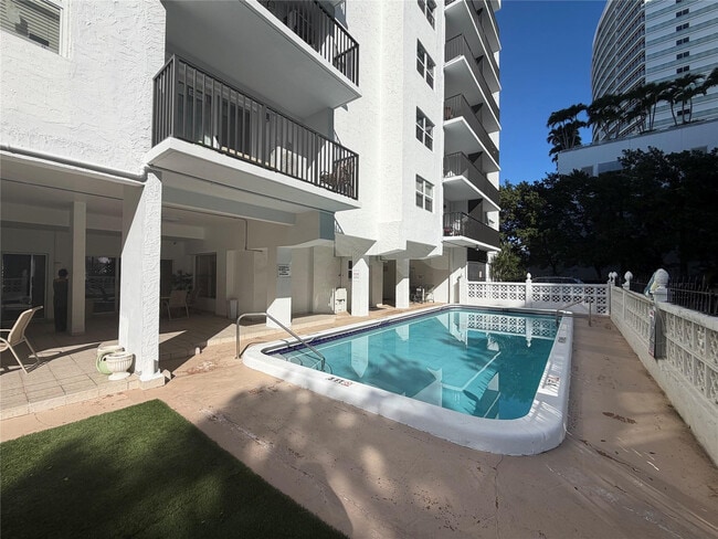 Building Photo - 3000 Riomar St