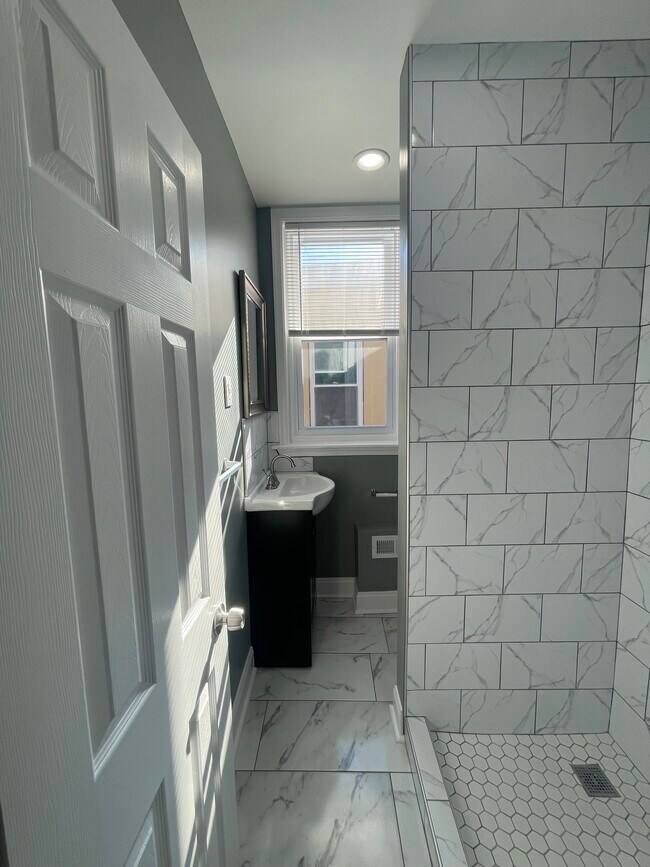 Building Photo - 1611 S Yewdall St