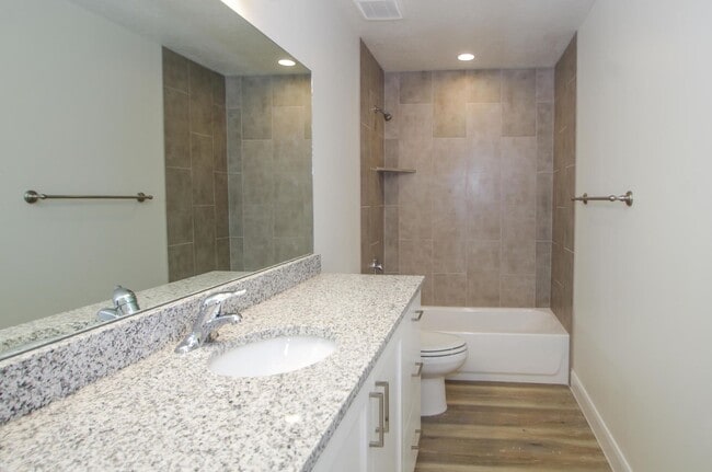 Building Photo - Vaulted ceiling home with Master bedroom O...
