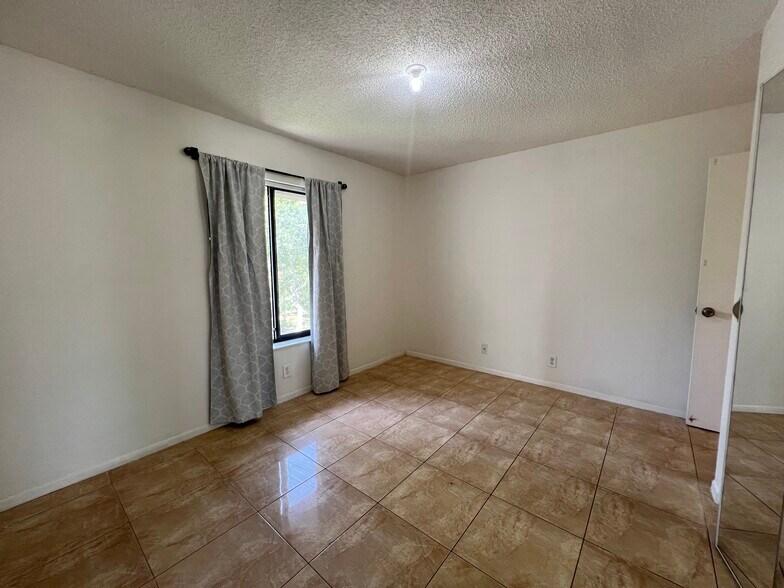 Building Photo - 202 Foxtail Dr
