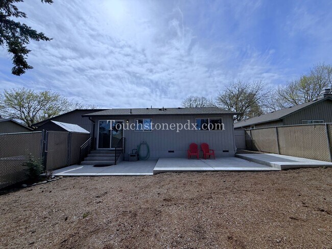 Building Photo - 119 SE Sweetbriar Ln