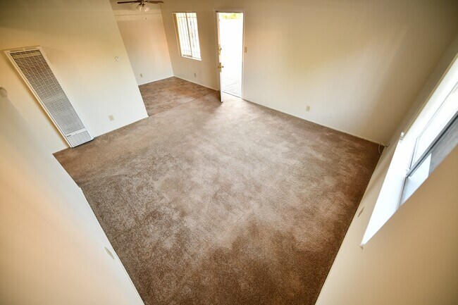 Building Photo - 524 E 17th St