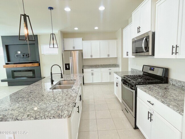 Building Photo - 866 E Artesia Pl