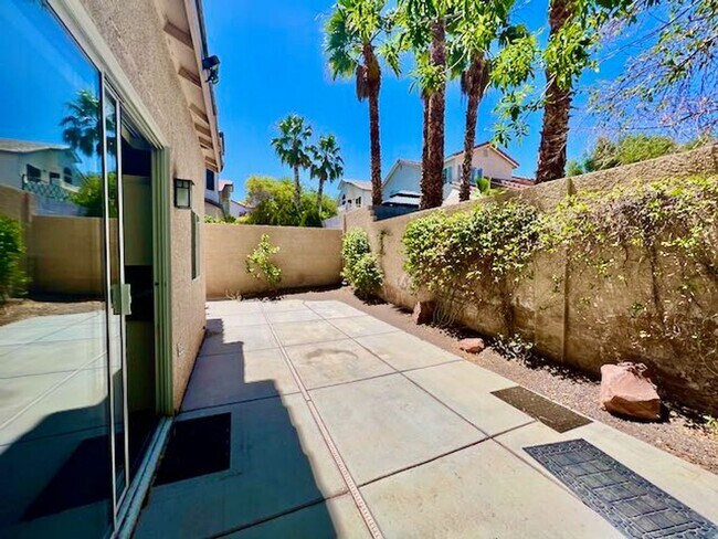 Building Photo - Sunridge Stunner! 4 Bedrooms!