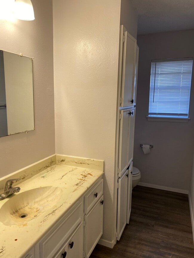 Building Photo - Spacious 4 Bedroom, 2 Bathroom over 1700 sqft. Duplex in Westridge!