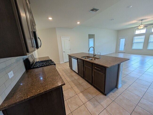 Building Photo - 4/2.5/2 with Large Game Room / Near Gruene...